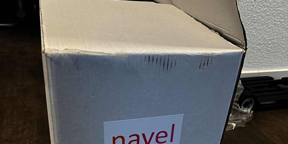 Ein weißer Pappkarton mit der Aufschrift "Navel"