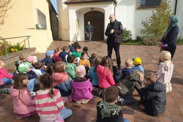 Die Hortkinder konnten den Kirchturm in Mering besichtigen