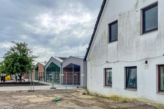 Umzug der Johanniter-Kita Fuchsbau Im Vordergrund ist das Altgebäude der Kita Fuchsbau zusehen, im Hintergrund das neue.