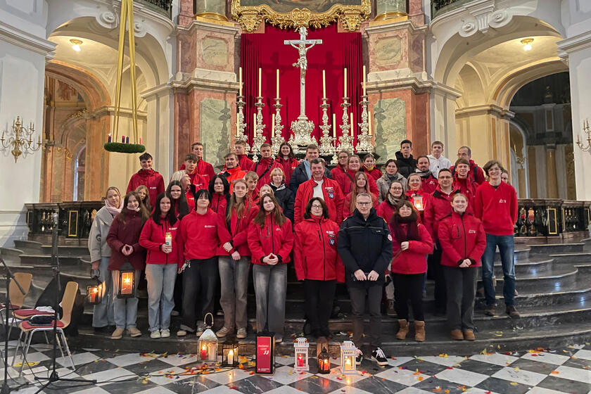 Ein Gruppenbilder der Johanniter-Jugend Sachsen in der Hofkirche Dresden