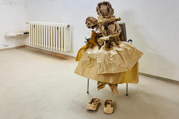 Patientenarbeit aus Packpapier