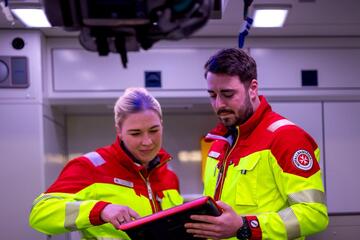 Zwei Einsatzkräfte im RTW
