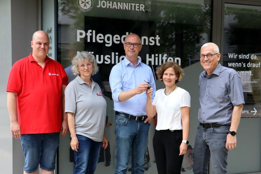 Übergabe der Schlüssel zur neuen Dienststelle und Pflegesitz der Johanniter in Wiesbaden.
