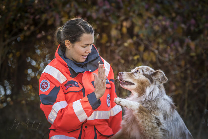 High Five: Hund und Hundeführer bilden in der Johanniter-Rettungshundestaffel ein eingespieltes Team.