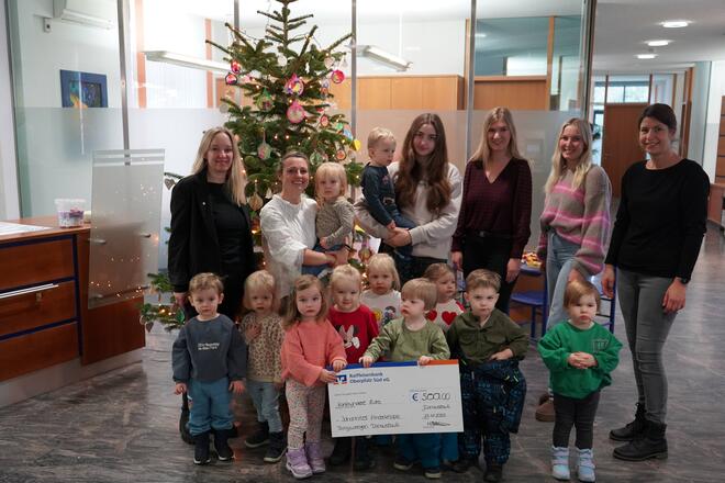Präsentation des Spendenchecks und des geschmückten Christbaums