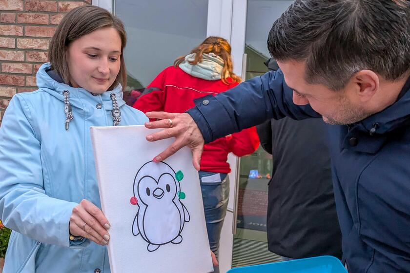 Marc Trampe (Bürgermeister der Gemeinde Rellingen) macht es vor: Die Gäste konnten mit Fingerabdrücken die Gruppentiere nachmalen.