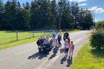 Kleine Füße im Gras und auf dem Weg: Kinder laufen fröhlich ins nächste Abenteuer.