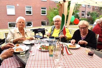 die Gäste der Tagespflege feiern ein Sommerfest