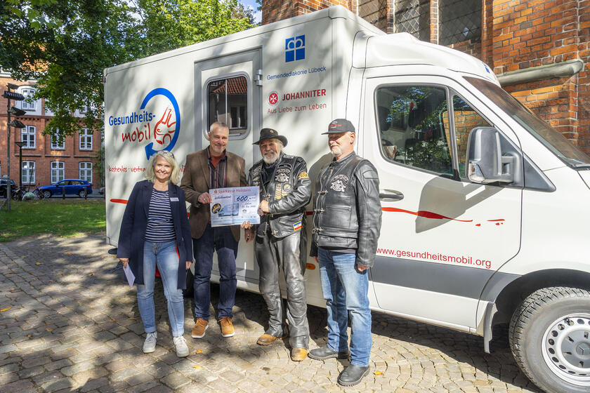 Ulrich Findeisen und Karl Müller (v.l.) vom Harley-Davidson-Chapter „Seven Towers Chapter Lübeck“ überreichten einen Scheck in Höhe von 600 Euro an Sabine Steen und Thomas Müller (v.l.), die sie im Rahmen von öffentlichen Aktionen gesammelt hatten.