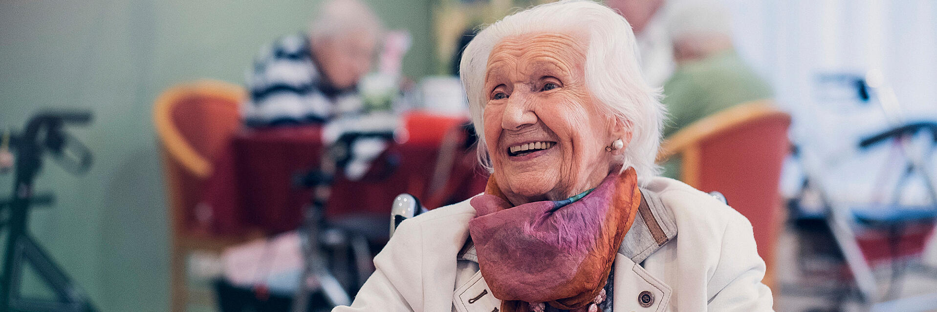 Eine Seniorin plaudert aus Ihrem Leben