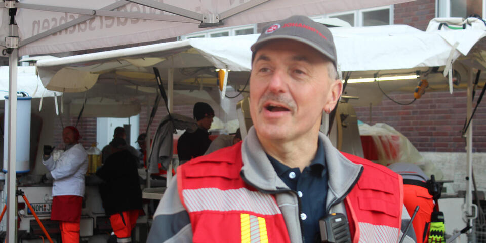 Ein Johanniter mit Einsatzweste