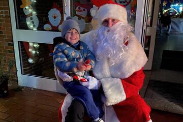 Der Nikolaus mit einem Kind auf dem Schoß
