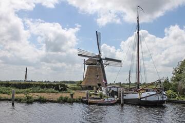 Eine Windmühle an einer Küste