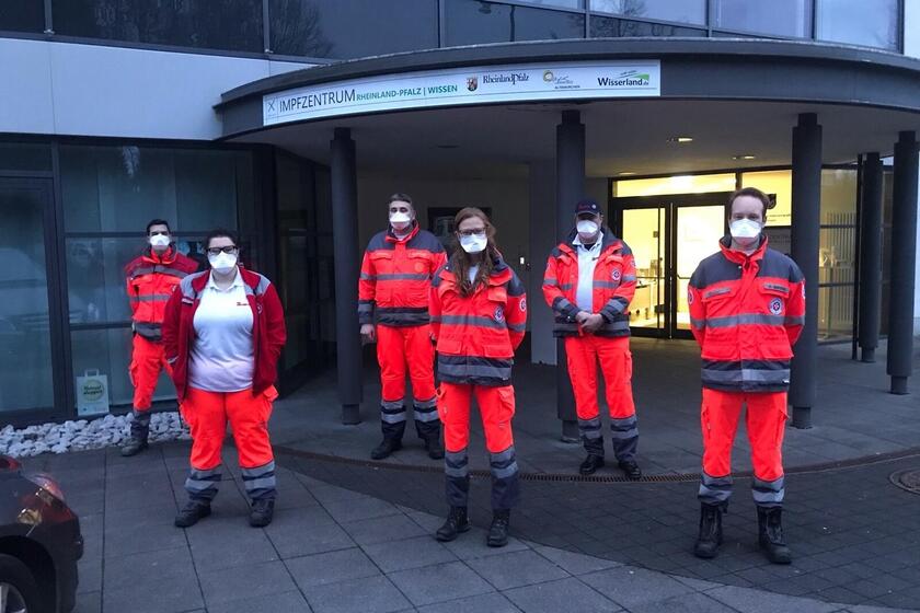 Gruppenfoto: Kollegen mit Maske und Social Distancing beim Impfeinsatz