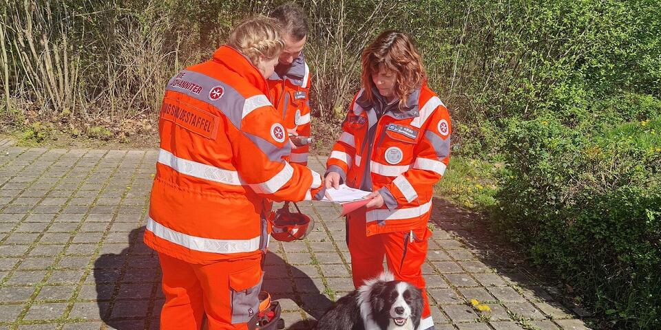 Rettungshunde mit Menschen