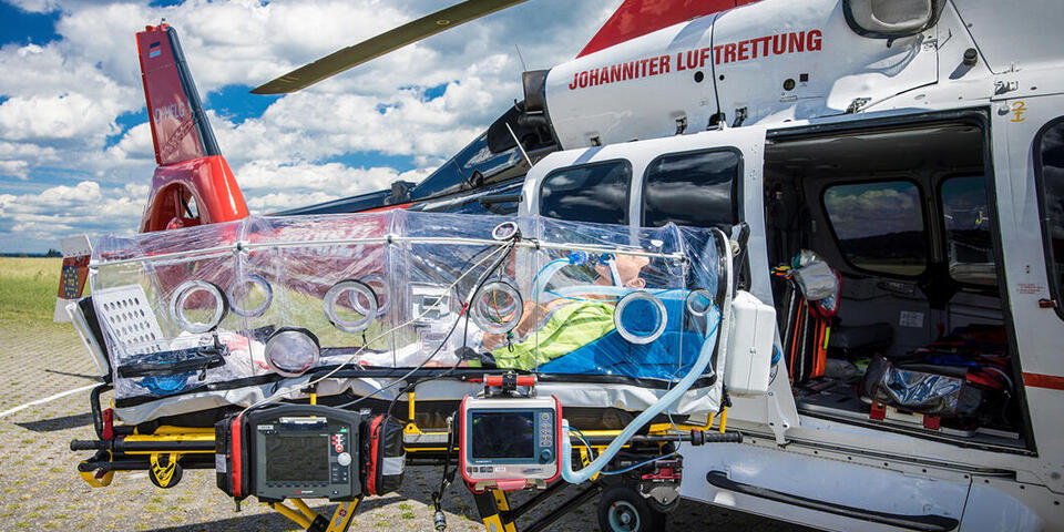 Aufgebautes ISO ARK System vor einem offenen Helikopter 