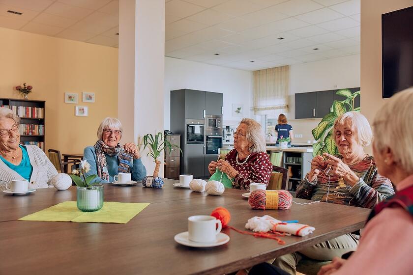 Frauen beim Plaudern in einer Wohngemeinschaft der Johanniter.