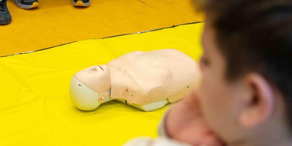 Eine Reanimationspuppe liegt in einem Klassenraum am Gymnasium Taunusstein.