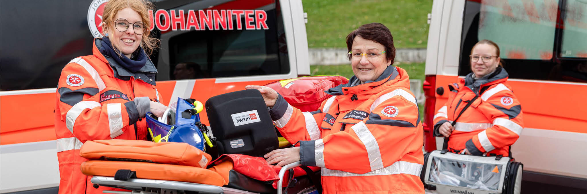 Ehrenamtliche engagieren sich im Sanitätsdienst bei den Johannitern. 