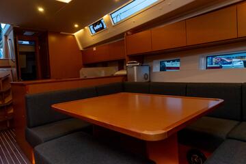 Innenraum des Segelbootes mit Sitzgelegenheit und Tisch.