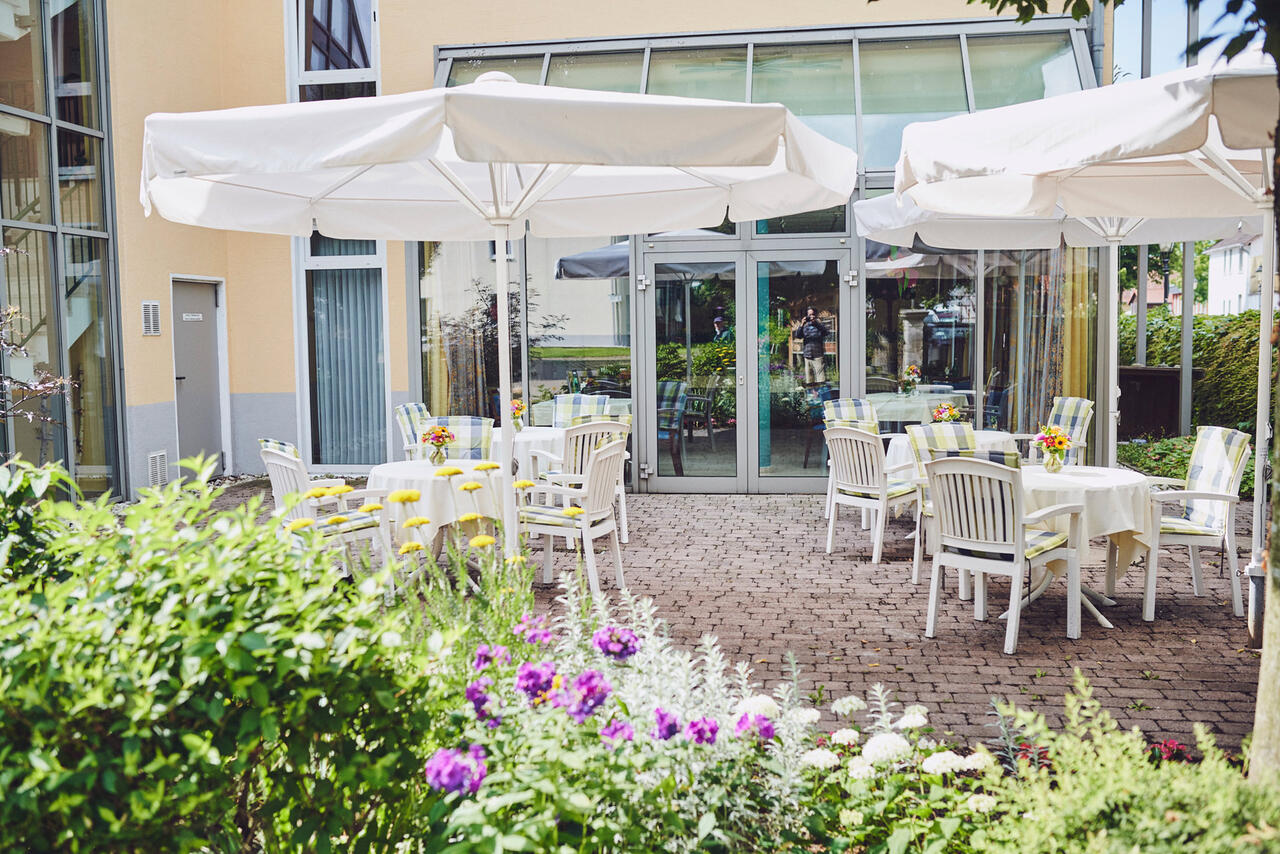 Platz für Geselligkeit ist im Garten des Johanniter-Stift in Lügde