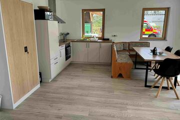 Der Aufenthaltsraum in der Rettungswache mit Blick auf die Küchenzeile