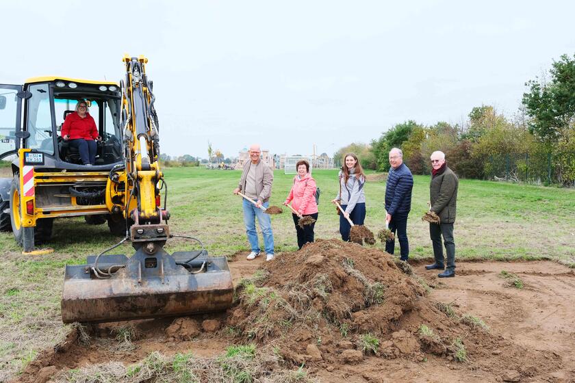 Spatenstich für das neue Kleinspielfeld in Odendorf.