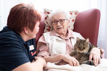 Bewohnerin mit einer Mitarbeitenden