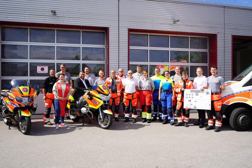 Zum zehn-jährigen Jubiläum der Motorradstaffel versammelten sich die Staffelmitglieder und Vertretende des Regional- und Ortsverbandes. 