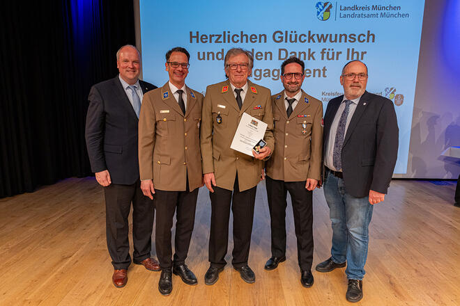 Wolfgang Baumüller (Mitte) mit v.l. Landrat Christopher Göbel, Regionalvorstandsmitglied Dr. Roland Geisel, Bevölkerungsschutzleiter Markus Bauer und Bürgermeister Dr. Stefan Straßmair. 