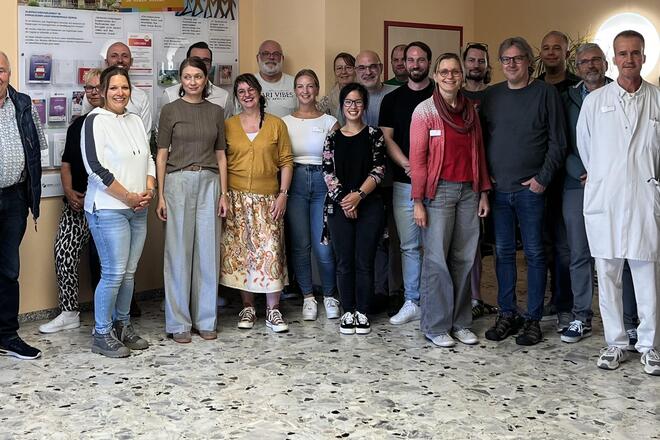 Gruppenfoto mit Vertretern des Lukas-Teams, von Selbsthilfegruppen und mit externen Gästen.  