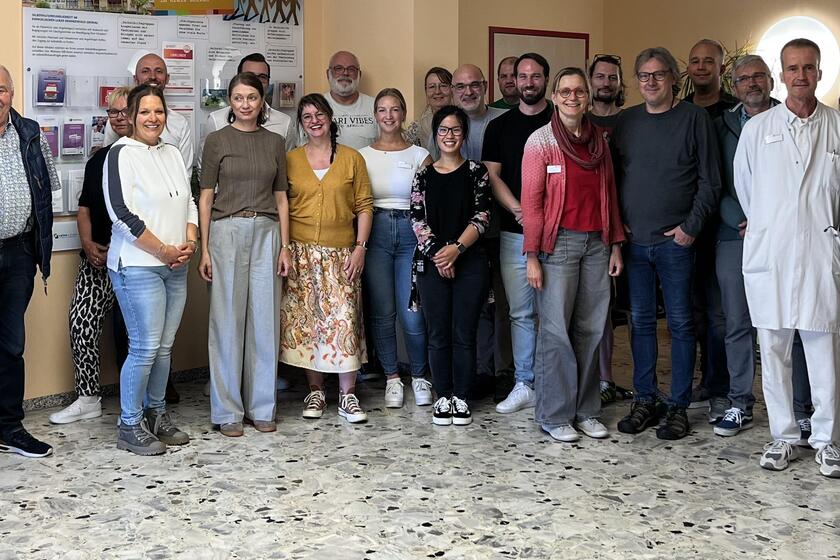 Gruppenfoto mit Vertretern des Lukas-Teams, von Selbsthilfegruppen und mit externen Gästen.