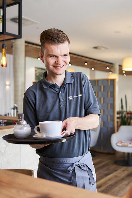 Auszubildender im Inklusionshotel "INLCUDiO" bei den Johannitern