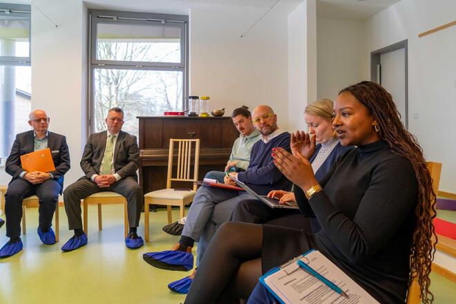 Besuch Aminata Touré in der Kita Stoppelhopser Am Steinfelder Redder Zu Besuch in der Johanniter-Kita Stoppelhopser: Aminata Touré (r.) kam bei einer Tour durch verschiedene Kitas in Schleswig-Holstein mit verschiedenen Interessensvertretungen ins Gespräch.