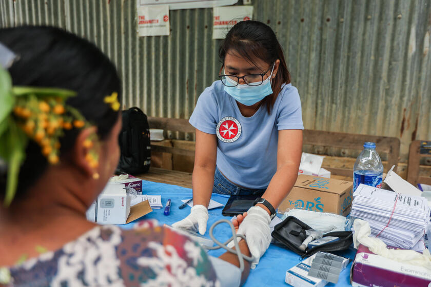 Mobile Klinik und Helferin in Myanmar.