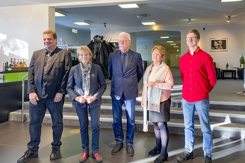 Diese Ehrenamtlichen wurden von der Stadt Elmshorn mit einer Ehrenmedaille für ihr Engagement ausgezeichnet: Matthias Wichmann, Erika Neumann, Karl Klapcia, Siegrid Langhein und Felix Lemm (v.l.). Siegried Langhein engagiert sich bereits seit 2014 für den Ambulanten Hospizdienst der Johanniter.