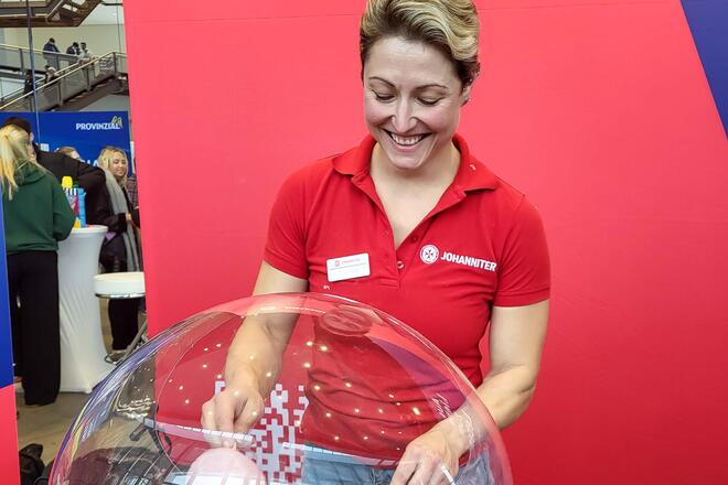 Bei leckerer Zuckerwatte ins Gespräch kommen: Das gibt es bei den Johannitern auf der jobmesse in der Gollan-Werft am 8. und 9. März 2025.