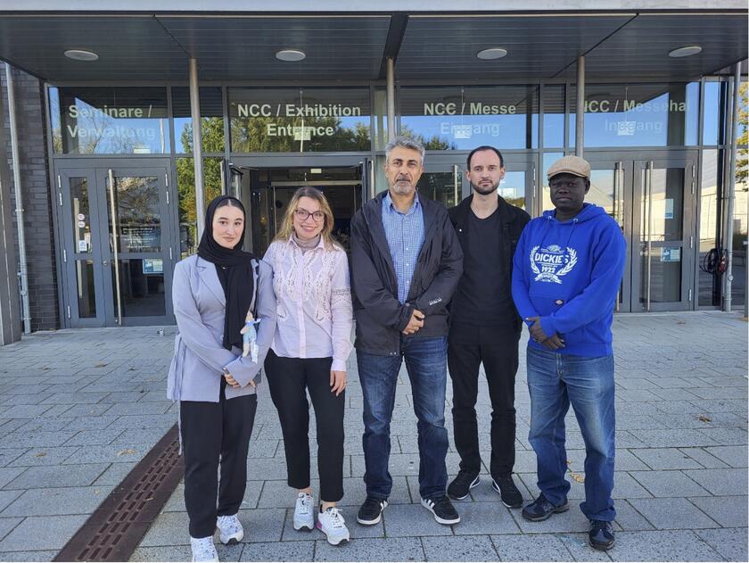 Gruppenbild der Teilnehmer vor der Eingangstür des Messebereiches