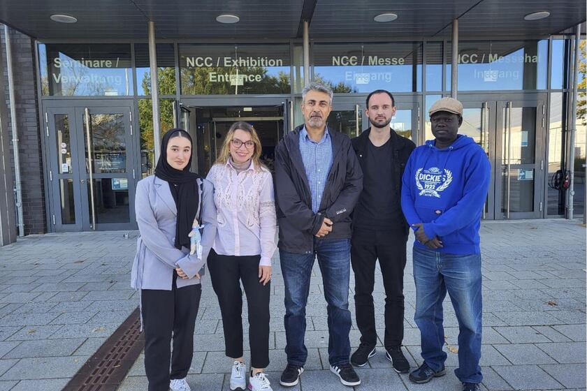 Gruppenbild der Teilnehmer vor der Eingangstür des Messebereiches