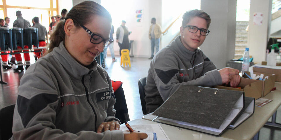 Zwei Johanniter bei der Registration
