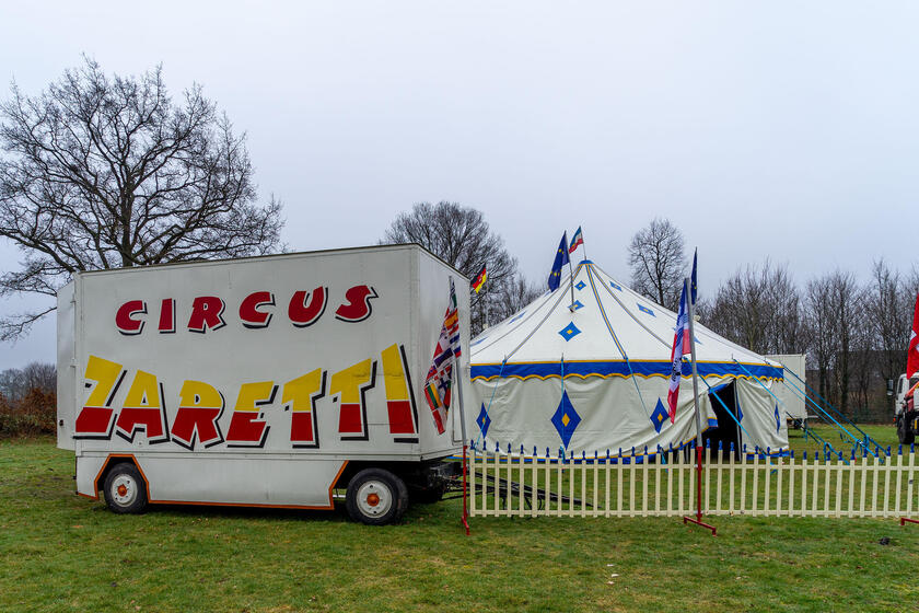 Zirkuszelt und Wagen auf dem Fußballfeld hinter dem Dörpshus.