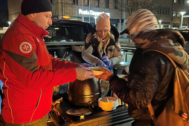 Mitarbeitende der Johanniter-Unfall-Hilfe Mittelrhein verteilten am zweiten Weihnachtstag in Koblenz Wärmepakete und warmes Essen an wohnungslose Menschen.