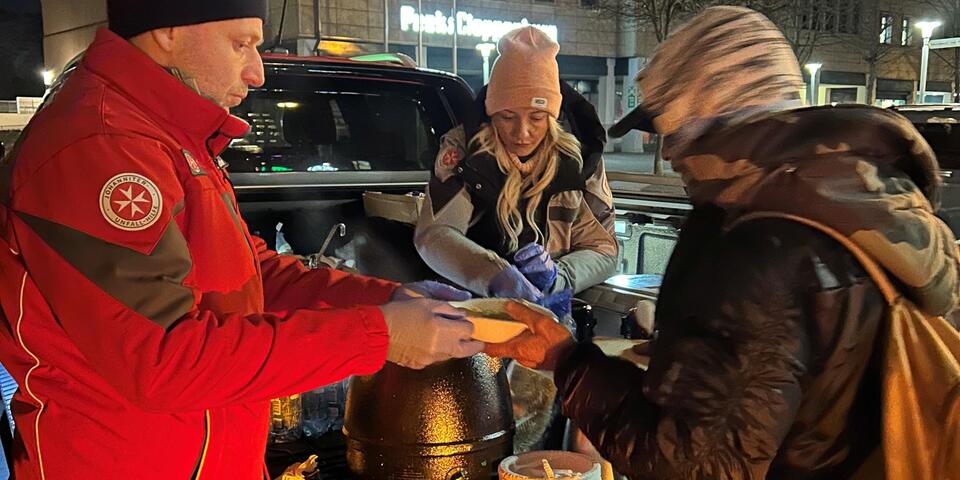 Mitarbeitende der Johanniter-Unfall-Hilfe Mittelrhein verteilten am zweiten Weihnachtstag in Koblenz Wärmepakete und warmes Essen an wohnungslose Menschen.