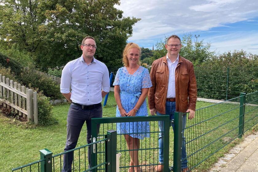 Verantwortliche posieren vor neuem Zaun