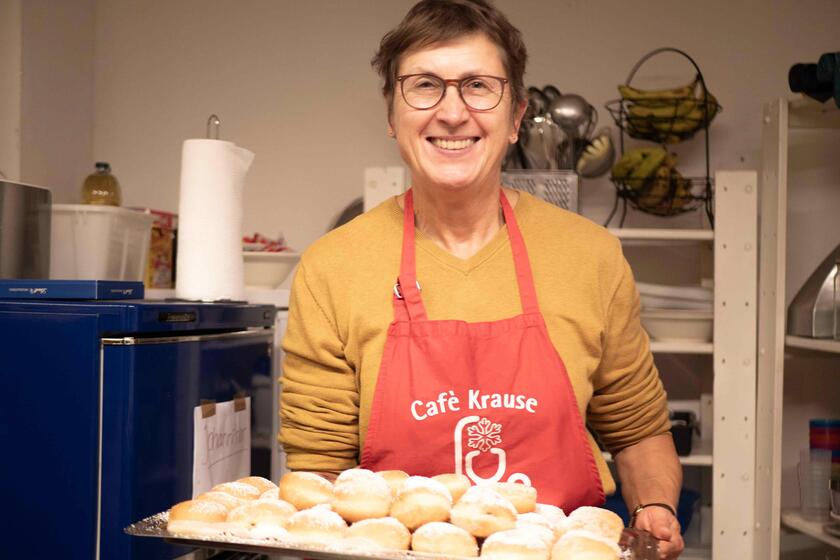 Die älteste Kältehilfe-Einrichtung der Johanniter ist das „Café Krause“ in Kooperation mit der St.-Thomas-Kirche in Kreuzberg. Seit 13 Jahren finden dort Hilfesuchende während der Kältesaison einen geschützten Ort.