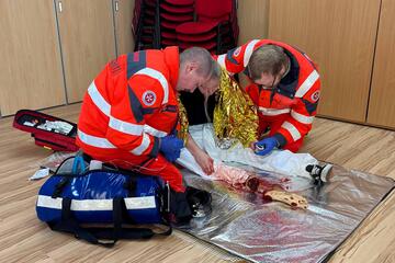 Praxisübung beim Sanitätshelfer-Kurs