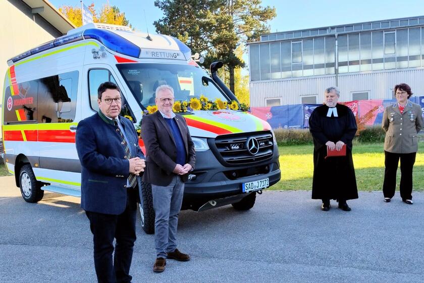 Neuer Rettungswagen bei der Fahrzeugweihe