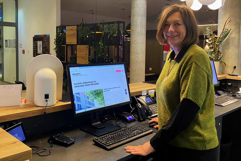Hotelleitung Helga Butendeich zeigt die neue Homepage