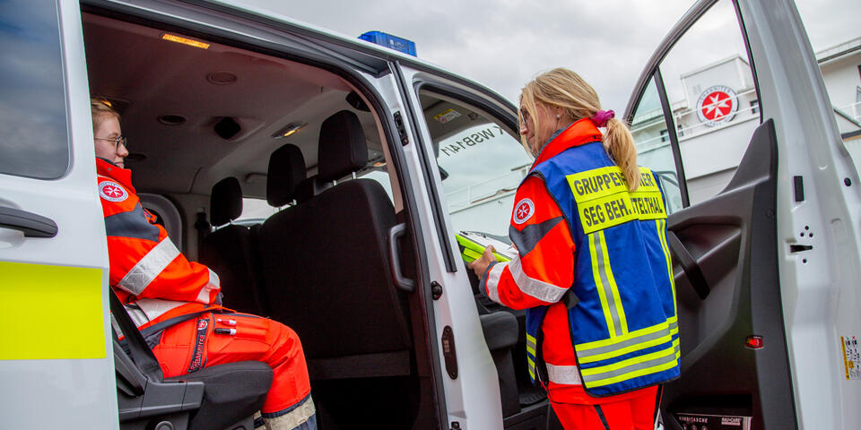 Blick in Mannschaftsbus mit zwei einsatzbereiten Helferinnen.