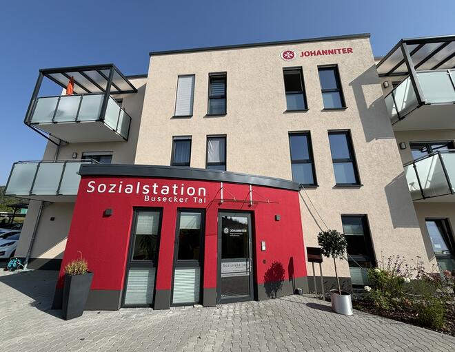 Foto: Johanniter/RV Mittelhessen Fotografin: Miriam Julia Feuerstein Außenansicht des Gebäudes der Sozialstation Busecker Tal, Am Sonnenhang 1, 35418 Buseck